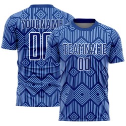 Camiseta de fútbol personalizada con sublimación geométrica, diseño abstracto azul y blanco, con formas reales claras