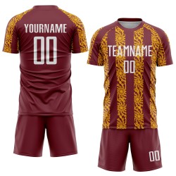 Uniforme de fútbol personalizado con sublimación, blanco, dorado y burdeos, abstracto.
