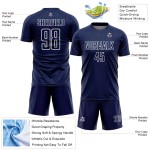 Camiseta de fútbol personalizada con diseño geométrico de sublimación en color azul marino y blanco. Camiseta de fútbol personalizada con diseño geométrico de sublimación en color azul marino y blanco.