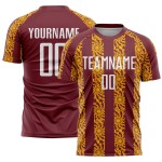 Uniforme de fútbol personalizado con sublimación, blanco, dorado y burdeos, abstracto.
