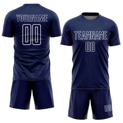 Camiseta de fútbol personalizada con diseño geométrico de sublimación en color azul marino y blanco.